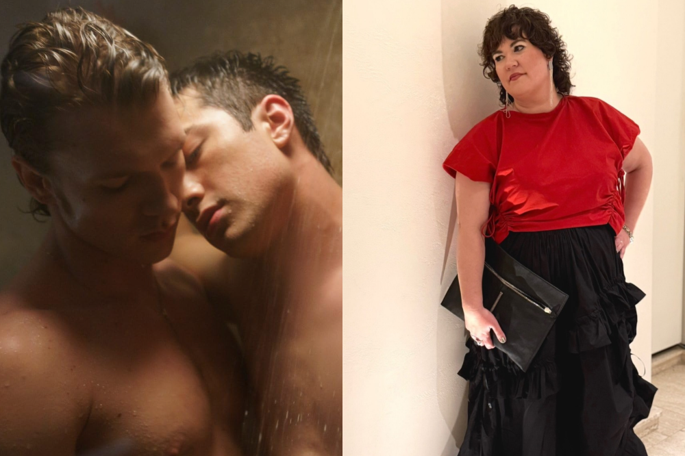 Dois homens se abraçam sob o chuveiro, rostos próximos e olhos fechados, à esquerda. À direita, uma mulher de cabelo cacheado escuro, blusa vermelha e saia preta com babados, posa encostada em uma parede clara, segurando uma bolsa preta