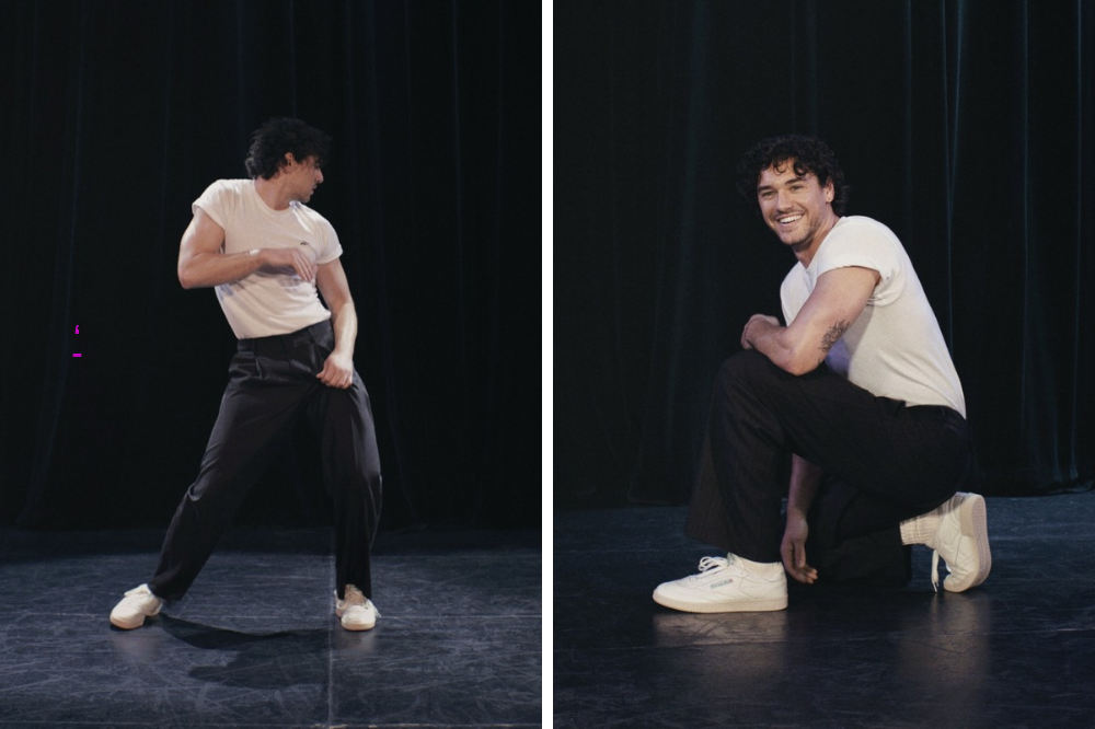 Duas fotos lado a lado de um homem jovem, de cabelo encaracolado escuro, camiseta branca e calça preta. Na esquerda, ele dança com o corpo inclinado para trás, olhando para a direita. Na direita, ele está agachado, sorrindo para a câmera