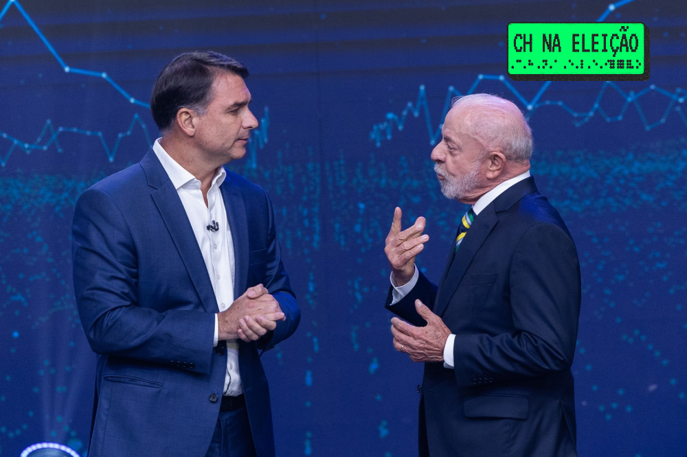 Dois homens, Bolsonaro e Lula, em um debate. Bolsonaro, à esquerda, veste terno azul-marinho e camisa branca, mãos unidas. Lula, à direita, com terno escuro e gravata amarela e verde, gesticula com a mão direita. Fundo azul escuro com gráficos e texto CH NA ELEIÇÃO em verde neon.