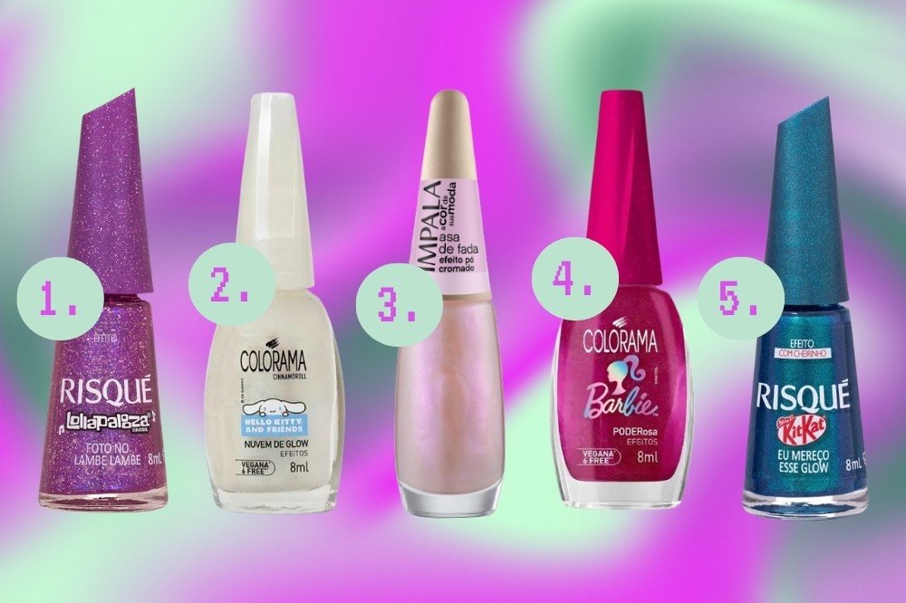 Cinco esmaltes de diferentes marcas e cores em fundo degradê roxo e verde. Da esquerda para a direita: Risqué roxo com glitter, Colorama branco translúcido, Impala rosa claro perolado, Colorama rosa vibrante e Risqué azul-petróleo com brilho
