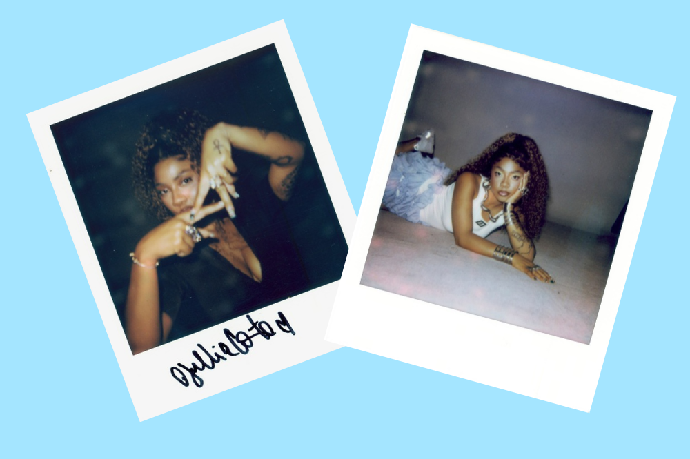 Duas fotos estilo Polaroid de uma mulher negra com cabelos cacheados. Na esquerda, ela faz um gesto com as mãos e usa um top preto. Na direita, ela está deitada, apoiando a cabeça na mão, vestindo um top branco e saia azul clara, com tatuagens e acessórios nos braços.