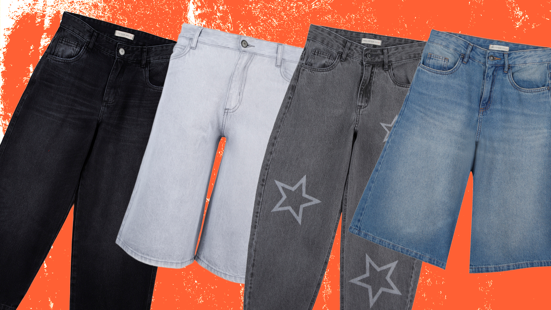 Quatro calças jeans femininas de diferentes lavagens e modelos, dispostas diagonalmente sobre um fundo laranja texturizado. Da esquerda para a direita: uma calça preta, uma azul-clara, uma cinza com estrelas brancas estampadas e uma bermuda jeans azul-médio